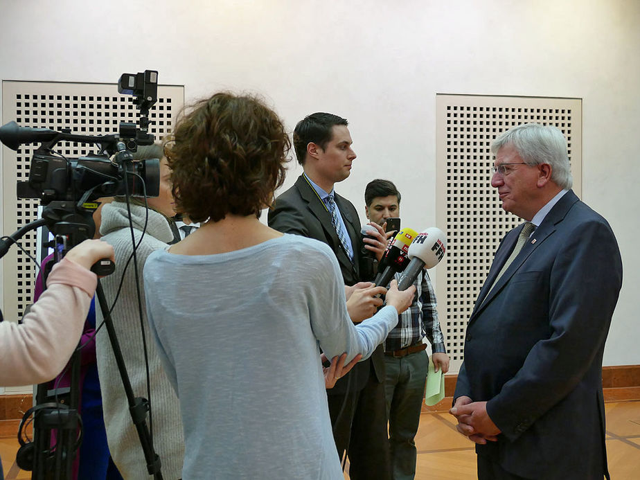 Naumburger Sternsinger zu Besuch beim Hessischen Ministerpräsidenten Volker Bouffier (Foto: Karl-Franz Thiede)